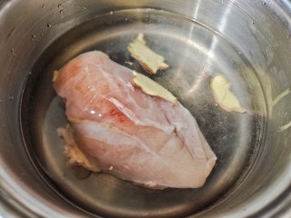 鸡丝凉面,锅种加水，放入鸡胸肉，生姜片