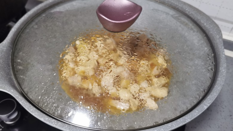 菠萝炒鸡,盖上盖子焖煮5分钟