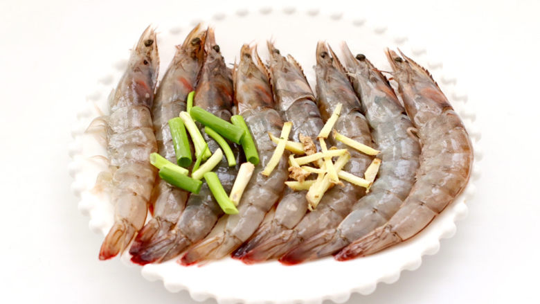 风味烤海虾,上面码上葱<a style='color:red;display:inline-block;' href='/shicai/ 37'>姜</a>丝。