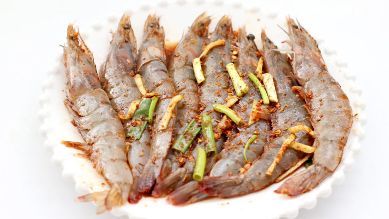 风味烤海虾,混合搅拌均匀后腌制半小时。