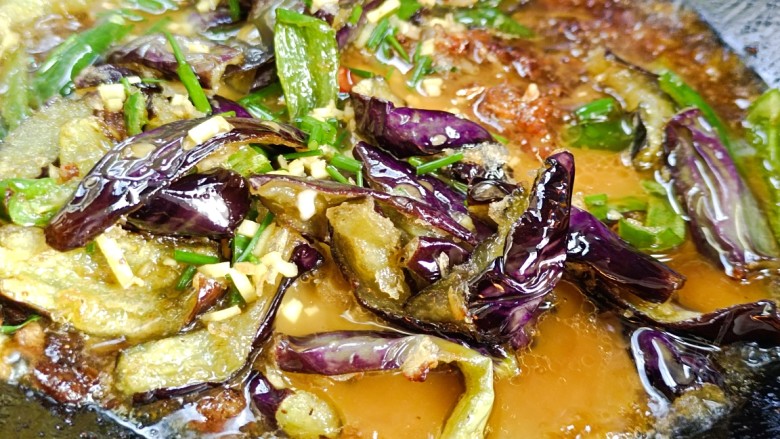 鱼香茄子盖饭,加入茄子.青椒和鱼香汁
