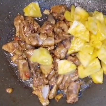 菠萝炒鸡,在加入适量盐。