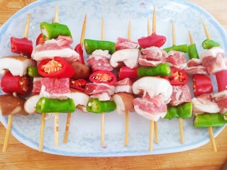 自制烧烤小串,用竹签将蔬菜和肉类穿成串儿。