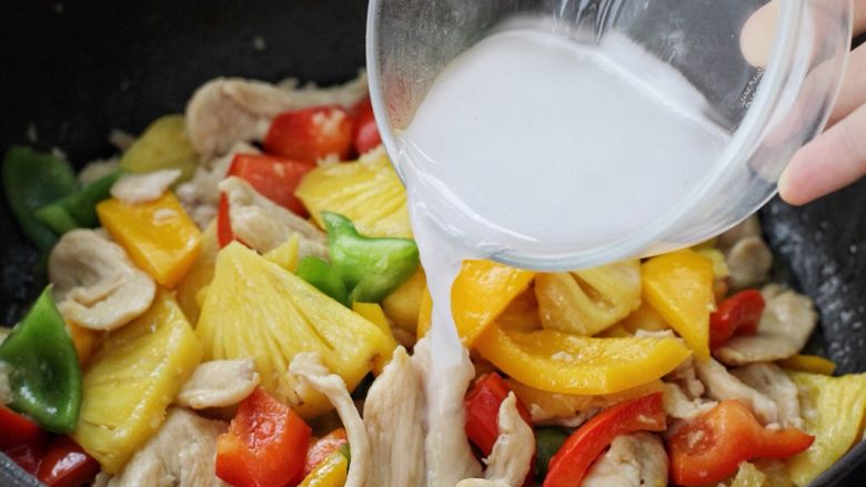 菠萝炒鸡,用玉米淀粉和清水混合搅拌均匀调成水淀粉，淋入锅中。