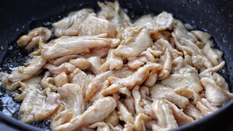 菠萝炒鸡,然后放入腌制好的鸡肉，滑炒至发白断生状态盛出。