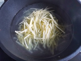素卷三丝,土豆焯水2分钟捞出。