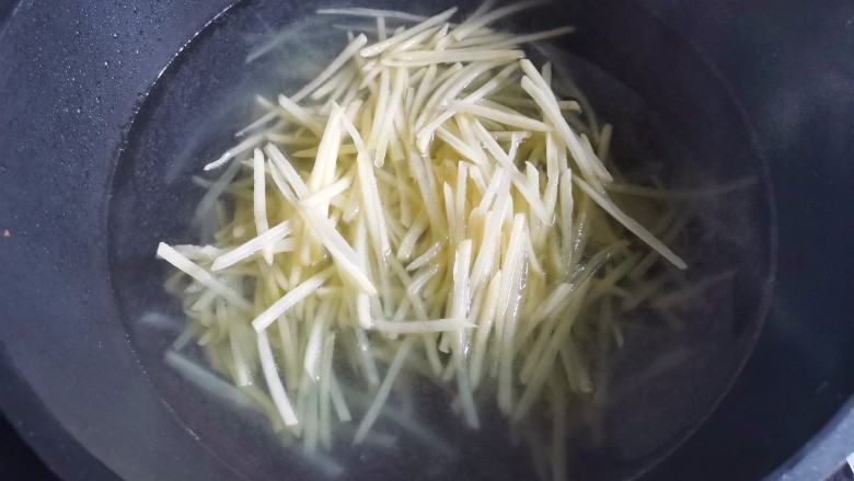 素卷三丝,土豆焯水2分钟捞出。