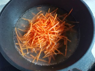 素卷三丝,胡萝卜煮1分钟捞出。