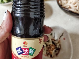 鸡丝凉面,加入蚝油