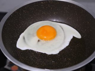 青菜鸡蛋面,随后打入鸡蛋煎制