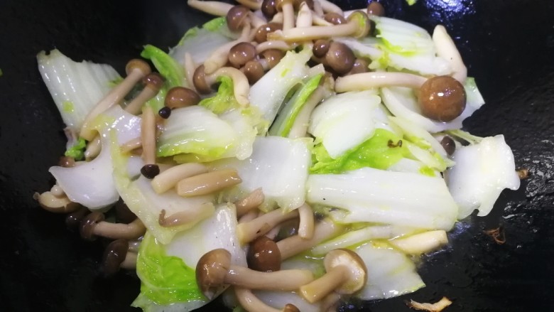 白菜炒蘑菇,急火翻炒一分钟，炒香蟹味菇，把白菜帮的水气炒掉些。