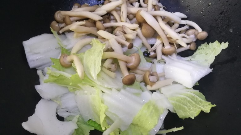 白菜炒蘑菇,白菜帮和蟹味菇一起下锅。