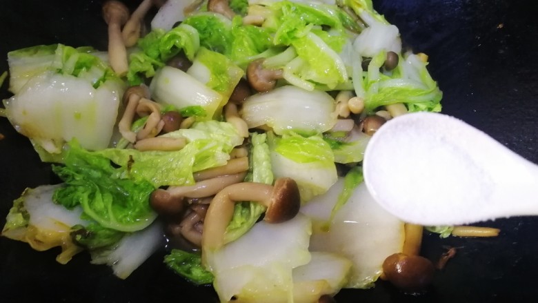 白菜炒蘑菇,加盐增味。