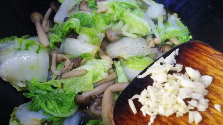 白菜炒蘑菇,出锅前放入蒜末，急火翻炒均匀即可。