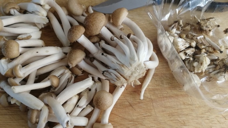 白菜炒蘑菇,蟹味菇剪去底部。