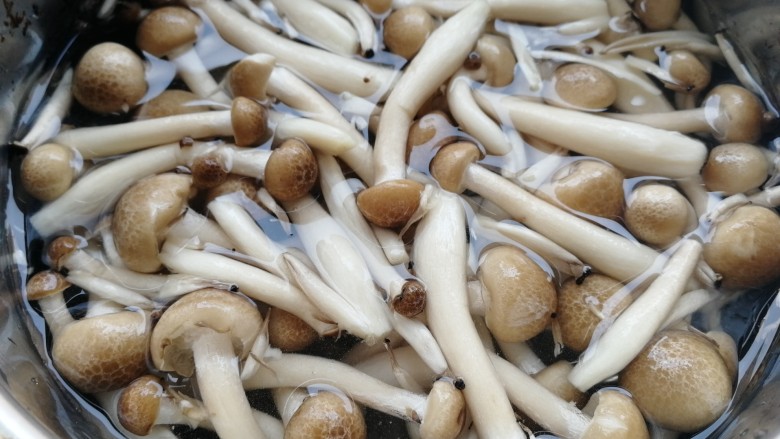 白菜炒蘑菇,因有独特的蟹香味而得名，口感极佳，清水洗干净。