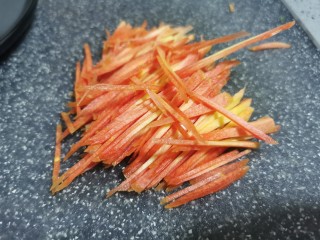 素卷三丝,红萝卜切丝