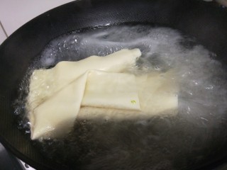 素卷三丝,豆皮在沸水里加点盐煮5分钟捞出去除豆腥味