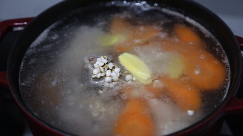 胡萝卜筒骨汤,再加姜片和薏米