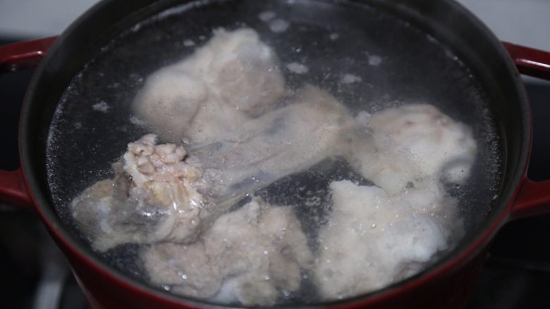 胡萝卜筒骨汤,将清洗好的猪筒骨放入炖锅里，并加入水