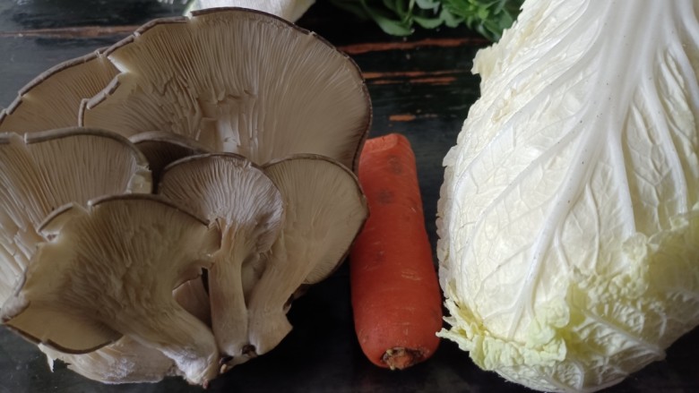 白菜炒蘑菇,备好食材