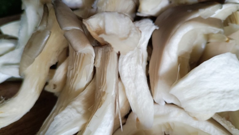 白菜炒蘑菇,鲜磨菇洗净撕条