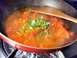 番茄黄瓜炒蛋,煮至收汁，加入葱花