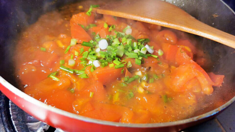 番茄黄瓜炒蛋,煮至收汁，加入葱花