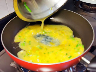 番茄黄瓜炒蛋,锅中加入少许油，倒入蛋液