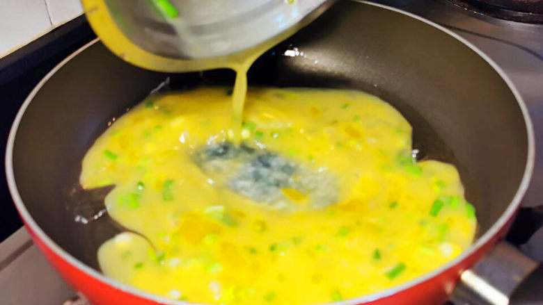 番茄黄瓜炒蛋,锅中加入少许油，倒入蛋液