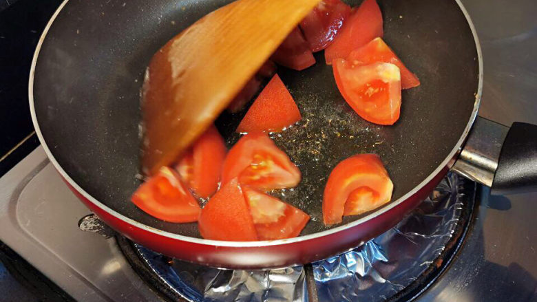 番茄黄瓜炒蛋,番茄下锅