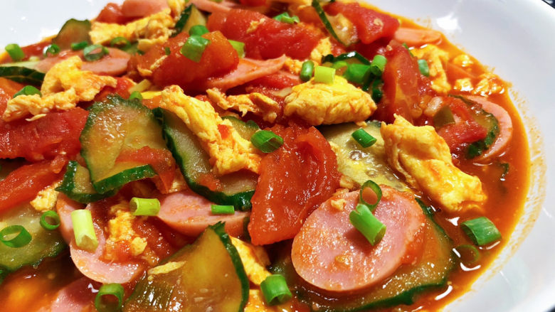 番茄黄瓜炒蛋,这道家常小炒，做法简单，咸鲜微酸，口感多样，营养丰富，开胃下饭。喜欢的小可爱们赶紧来试试吧😄