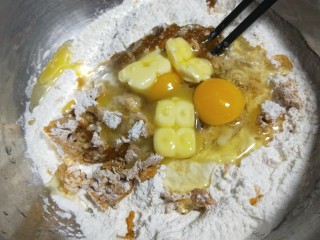 红糖面包,加入300克面粉，两个鸡蛋，30克黄油搅拌均匀。