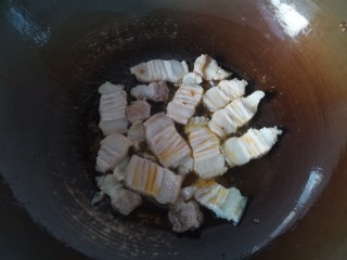 双椒手撕包菜,热锅凉油放入五花肉煎至两面微黄