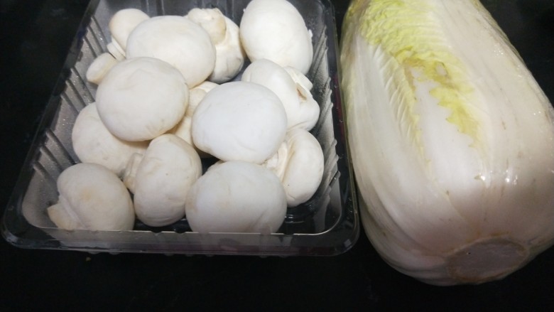 白菜炒蘑菇,主要食材白菜，蘑菇。