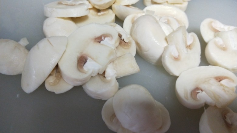 白菜炒蘑菇,口蘑切片。