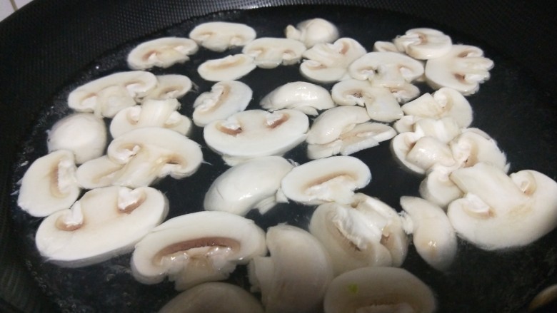 白菜炒蘑菇,口蘑切片焯一下水捞出来。 