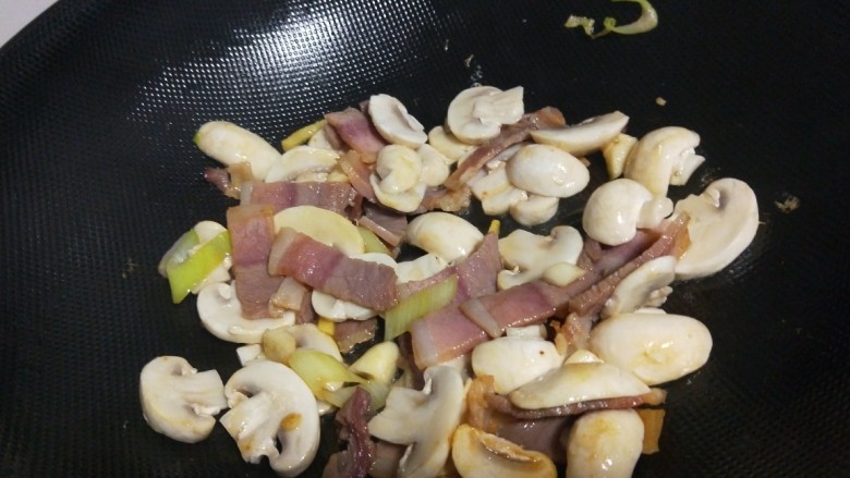 白菜炒蘑菇,倒入口蘑炒均匀。