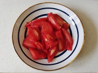 番茄黄瓜炒蛋,西红柿去皮切成大块备用
