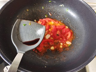 番茄黄瓜炒蛋,加入一点生抽，适量盐调味翻炒均匀