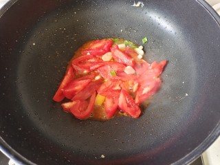 番茄黄瓜炒蛋,倒入西红柿块翻炒出汤汁