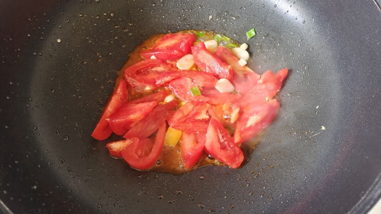 番茄黄瓜炒蛋,倒入西红柿块翻炒出汤汁