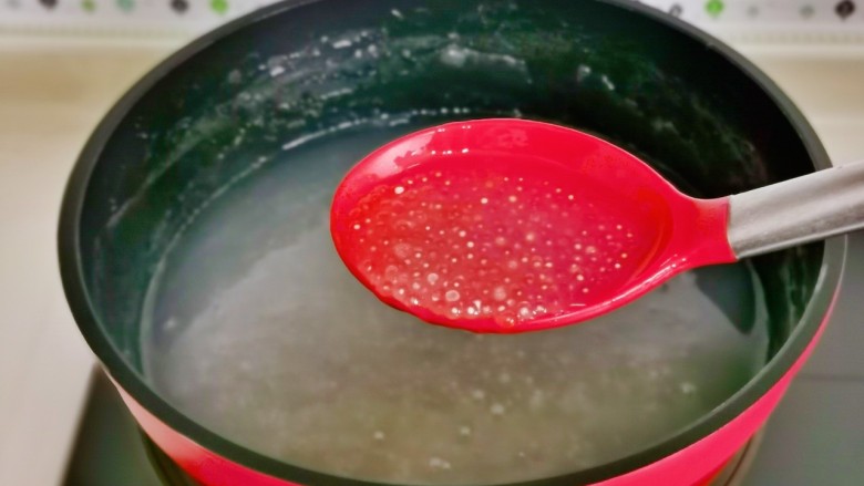 芒果芋圆西米露,一边搅拌，煮到西米中间有一点点白色，盖锅盖煮1分钟关火焖10分钟。