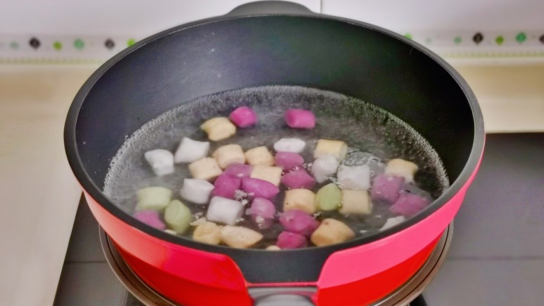芒果芋圆西米露,锅中加水烧开下芋圆，中火煮，圆子漂浮在水面上就熟了。