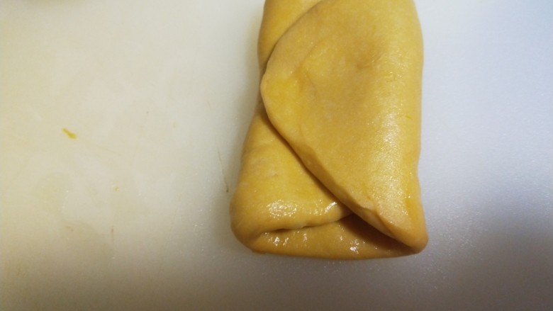 红糖面包,先擀长舌状在折叠在擀几次。