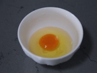 番茄黄瓜炒蛋,鸡蛋打入碗中