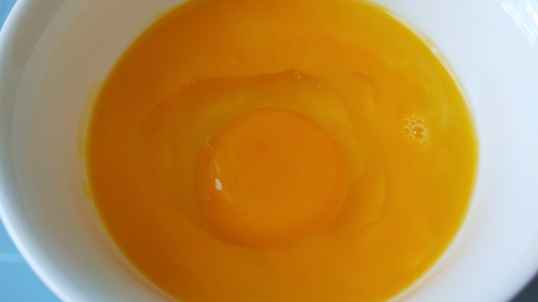 番茄黄瓜炒蛋,打入碗中加入适量盐搅拌均匀。