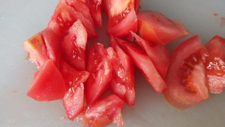 番茄黄瓜炒蛋,番茄洗干净切成小块。