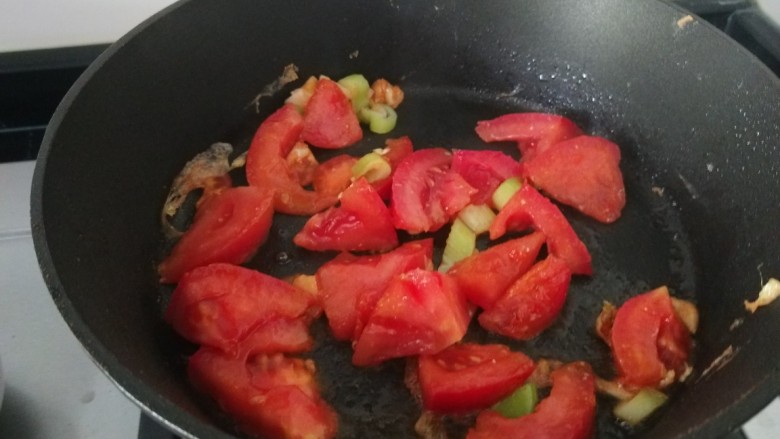 番茄黄瓜炒蛋,倒入番茄炒均匀。