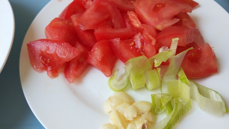 番茄黄瓜炒蛋,西红柿切块，葱蒜切末备用